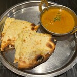 ガンジス - チーズナンランチ（チキンカレー、マンゴーラッシーをチョイス、スープ、サラダ付）