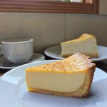 Kew - ・チーズケーキセット　ドリンク付　1700円　・カスタードタルト（手前）単品900円
　キャンベルズティー
と共に。
美味し過ぎて毎回感動♡
どっちもとろっとろのぷるっぷるで神ってる。