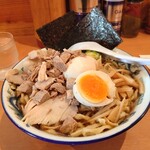 ケンチャンラーメン - 中華そば小盛り、濃口、油普通、細切れチャーシュー、煮卵くん、身入り（無料）￥1000（常連サービス付？）
