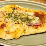 Omou Tsubo - 生ハムとトマトのナンピザ