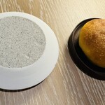 apothéose - パン　ポワローのパウダー入ホイップバターがたっぷり付いてきます。