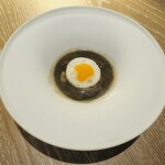apothéose - 牛蒡のスープ　白にんじんのピュレに鶉の卵の目玉焼きのせ。
