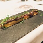 カンテサンス - フランス産のホワイトアスパラを焼いた。
      　その上に鳩のレバーとふきのとうをソースに