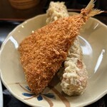 うつ海うどん - 一番ピーク時に来たもので、オカズは残りわずか