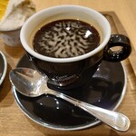 EATALY - アメリカーノ。エスプレッソにお湯を注いだもの。通常のコーヒーよりも濃い飲みものであることが外観からも分かる。