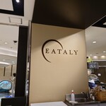 EATALY - 日本橋三越新館B1F、地下の通りから入り小さなエスカレーターを上がると目の前にレストラン、カフェ併設のマーケット “EATALY” が広がっている。