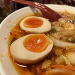 彩華ラーメン - めずらしく半熟煮卵をオーダー