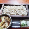 Teuchisobanakaharakashiwa - 料理写真:★★★鴨そば 1100円 味噌汁の小さい器に鴨は1枚だけで、ほぼネギ。蕎麦は田舎そばでコシのないダルダルの中太麺で美味しくないが、ツユは酸味があり美味しい。