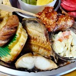 料理とお酒 まさ - ホッケと鯖の焼き魚、肉団子、マカロニサラダ