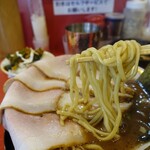 横浜家系ラーメン 裏大輝家 - 麺は多分酒井製麺だと思う、スープをどんどん引き上げてくれる良い麺です。