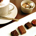 ショコラティエ パレ ド オール - ショコラ3粒とドリンクセット1575円。ハーブティ、ポットの紅茶以外のドリンクだと1粒付き
