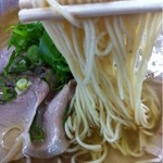 中華そば 紅蘭 - チャーシュー麺（麺持ち上げ）_2013年12月