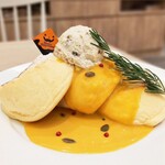 幸せのパンケーキ - かぼちゃのパンケーキ国産栗のレーズンバターのせ　税込1480円

 梅田店で昨年食べて美味しかったからリピ。レーズンバター神ってる。