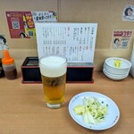 大阪餃子専門店 よしこ - 生ビールとお新香