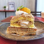 Cafe&Pancake Moi - 和栗のモンブランタルト　880円
                                 
                                タルト生地にショートケーキを上に乗っけた風。断面。