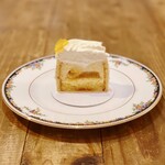 BASCULE - マスカルポーネムースに果肉入りオレンジジュレ、ビスキュイ生地を粉砂糖でお化粧