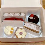 BASCULE - 梱包はこんな感じ。頑丈で剥がしにくかったですがミルフィーユの下層がずれてて…ミニュイもチョコが紙に><