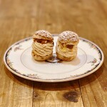 BASCULE - こんな風に分かれます。たっぷりプラリネクリームにナッツ。柚子のコンフィチュール