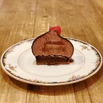 BASCULE - ブラックベリームースショコラ、ブラックベリーティークリーム、フリュイドルージュジュレ、土台はサブレ