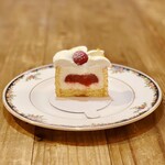 BASCULE - ラズベリー入りのビスキュイ生地に包まれたフロマージュブランムースと赤いベリージュレ