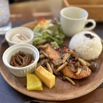 ボン・ファム - 鮭としめじのソテー（和風ソース）