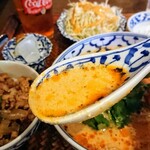 MALITHAI - ココナッツミルクの甘さに辛塩酸が続く。トムヤムクンラーメン&ミニガパオSet1150円