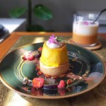 Wolf COFFEE PATISSERIE - かぼちゃプリンのタルト900円とタイティー600円
                                インスタで見て絶対食べたいやつ〜って小躍り。タルトもかぼちゃプリンも美味しかった♡