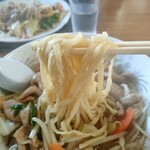 よしなり食堂 - モツラーメン　麺アップ