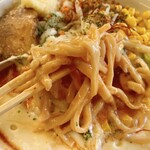 麺's ラッキーパンチ - 極太麺がスープに良く絡んで超絶美味しい。