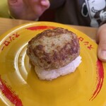 스시로 사쿠다이라점 - 햄버그에는 초밥 2개가 포함되어 있습니다.