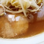 야도카리 - スープの表情　醤油豚骨にしては澄んでいる