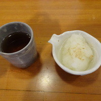 とんかつ まい泉 青山本店 - お通しに出てくる大根おろしとお茶