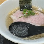 淡麗拉麺 己巳 - 限定の塩らーめんは鴨、鶏、豚の深い出汁にきのこの風味とまろやかな塩のカエシを使った塩らーめん
