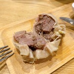 モンゴル焼売 - ラム胃袋で包んだ肉団子（800円税込）の中にはゴロッと大きなラム肉