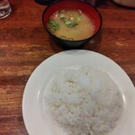 かつれつ四谷たけだ - 牡蠣バター焼定食の味噌汁とライス