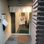 Teuchi Soba Shibata - 入り口は通りから少し奥まった位置