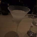 Bar Takanashi - シェイクしたドライマティーニ。グラスはスノースタイル