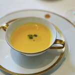 資生堂パーラー 銀座本店 - メインに＋1800円でつけたサラダ、にんじんのポタージュ、コーヒー