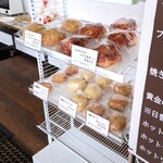 Tengu Ka Fe Sanroku - 並んでるパンです。