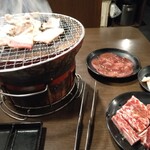 Genki shichiri yakiniku gyuushige - 焼いてます、牛タン塩と極厚カルビがこんにちは