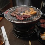 元氣七輪焼肉 牛繁 - 焼いてます