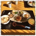 Ｍａｎｎａ - 午前中で、仕事が終わり、高宮駅そばのオーガニックカフェへ。
玄米ご飯と身体に優しいおかずで、お腹いっぱい！
でも、マクロビオティックだから、安心です。

日替わりランチは900円。
日曜日もあいてるのが、嬉しいです。