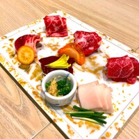 菅乃屋 銀座通り店 - 馬刺し盛合せ・６種。2660円
