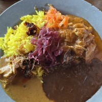 The lounge on the water - マッサマンカレー、スリランカカレー、ポークカレーを勝手に合いがけトッピング♡楽しい✨