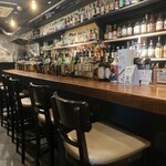 呑食ウイスケ - 店主さんこだわりのウィスキーのボトルが並ぶカウンター席
