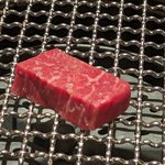 日本焼肉はせ川 別亭 - 近江牛シャトーブリアンを焼いているところ(コース料理 師走)