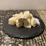 炭火串焼 えん - いぶりがっこチーズ（528円）