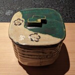 日本焼肉はせ川 別亭 - ふたを開ける前の近江蕪(カブ)(コース料理 師走)