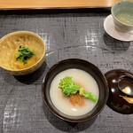 Mitsuki - 左は数の子と天然三つ葉　数の子が筋肉質です　椀はクワイ餅の白味噌仕立て菜の花添えて　白味噌が香ります