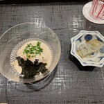 みつき - 河豚丸ごとの一皿　皮も身も白子ソースも混ぜてひと口で頂きます　右側が本来の煮凝り